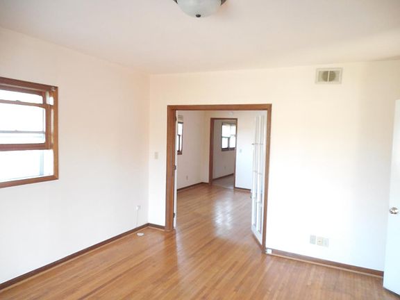 dining room to kitchen