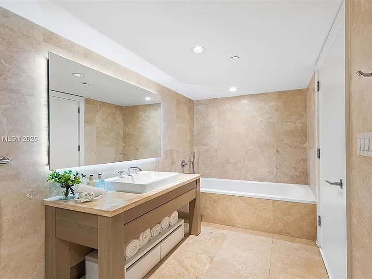 102 24th St #904 — Photo 37