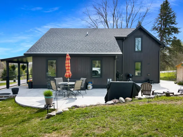 2768 S Center Hwy, Suttons Bay, MI 49682