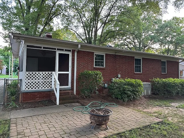 1945 Sandhurst Dr — Photo 2