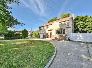 61 Park Ave, Freeport, NY 11520