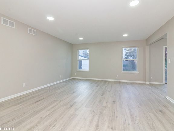 2nd image of 1301 Oakland Cir