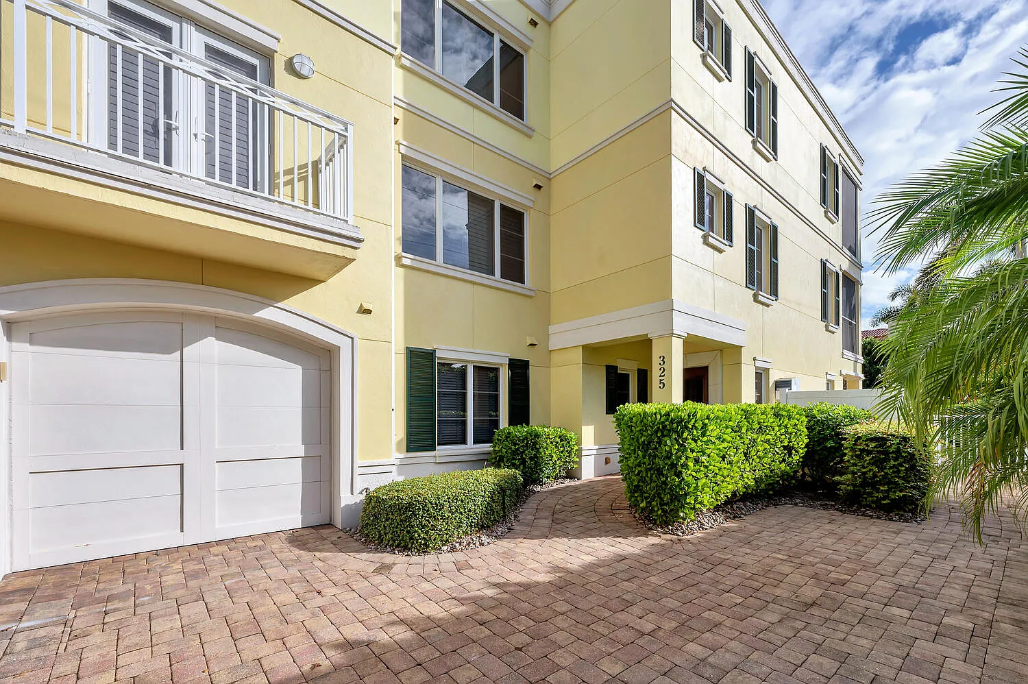 3 bed, 2.5 bath, 1995 sqft, $18,000 — Photo 3