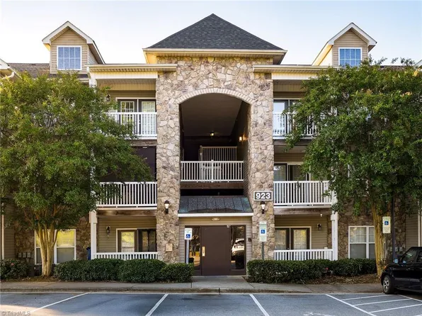 923 Windcastle Ln APT 311, Winston Salem, NC 27105