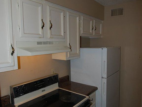 2nd image of 1104 N Oaks Ln