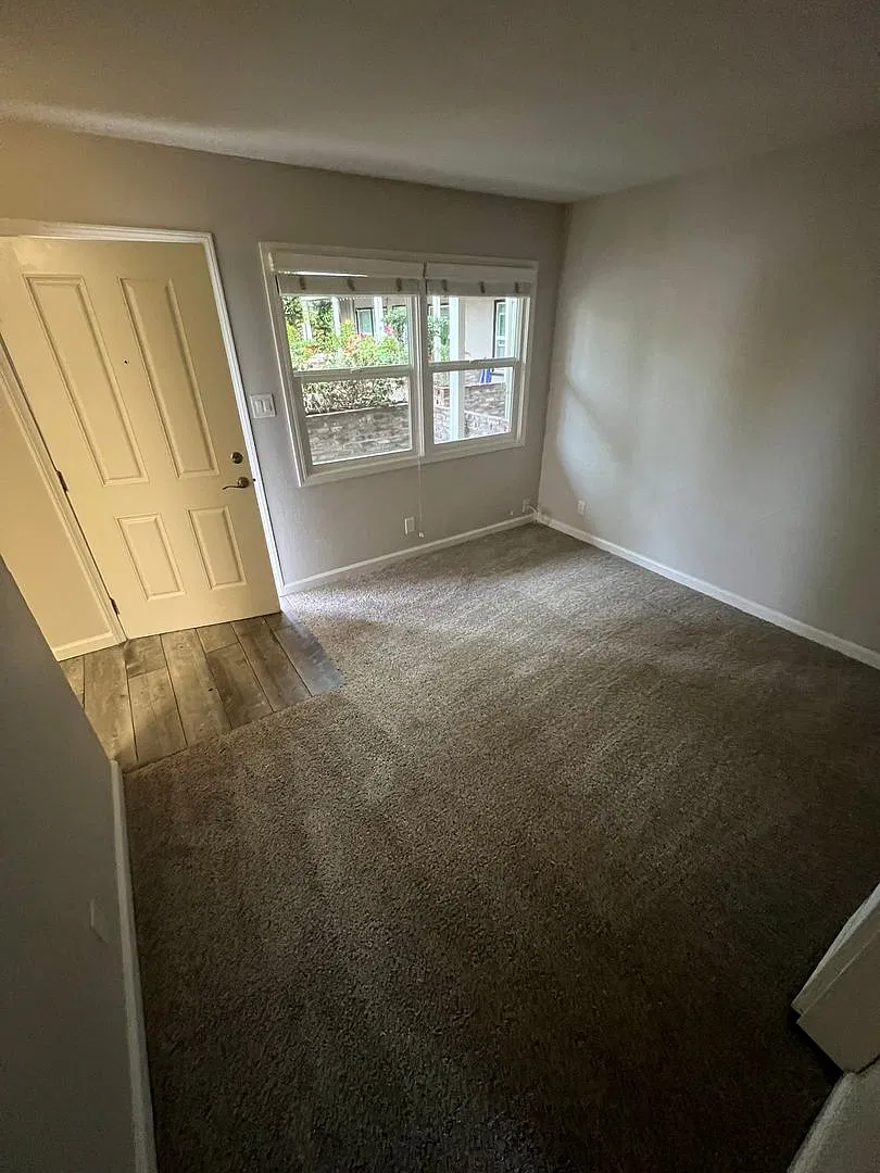 012 - 370 N Fair Oaks Ave — Photo 1
