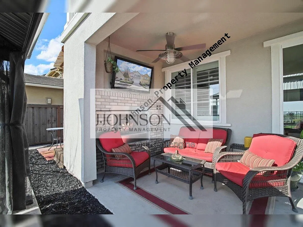 4 bed, 2.5 bath, 2032 sqft, $3,150 — Photo 4