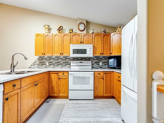 4th image of 65 Peter Ave