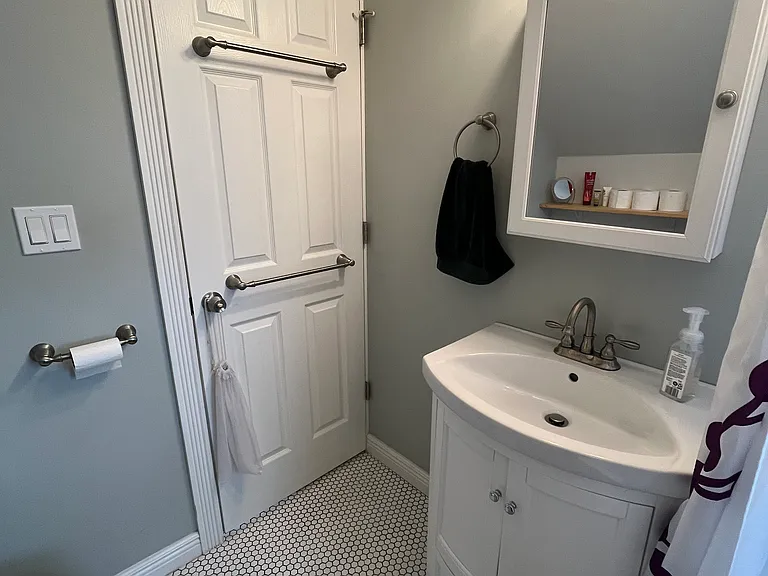 Ensuite bathroom to the 3rd floor west bedroom - sink / door view