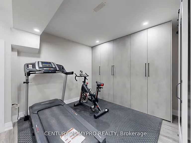 13 N Rexford Dr — Photo 29