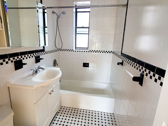 3rd image of 22 W 77th St APT 5