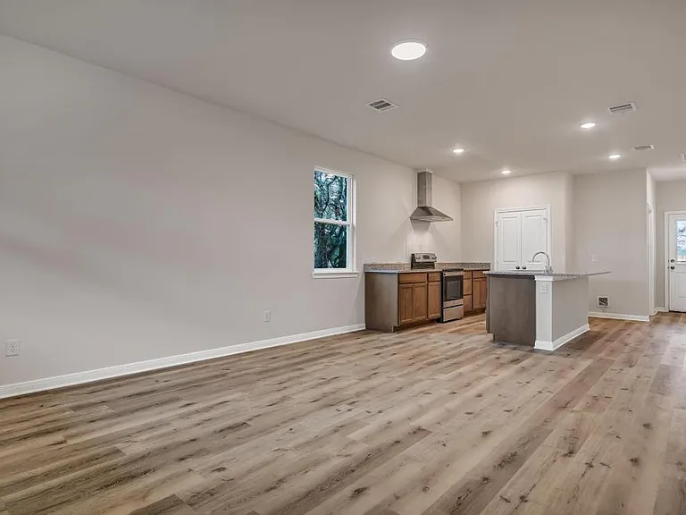 317 W Martin Luther King Dr — Photo 4
