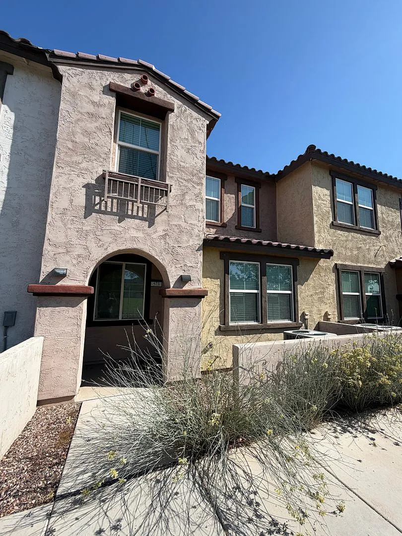 Unique opportunity! Rent a NEWER home in Tempe!! — Photo 1