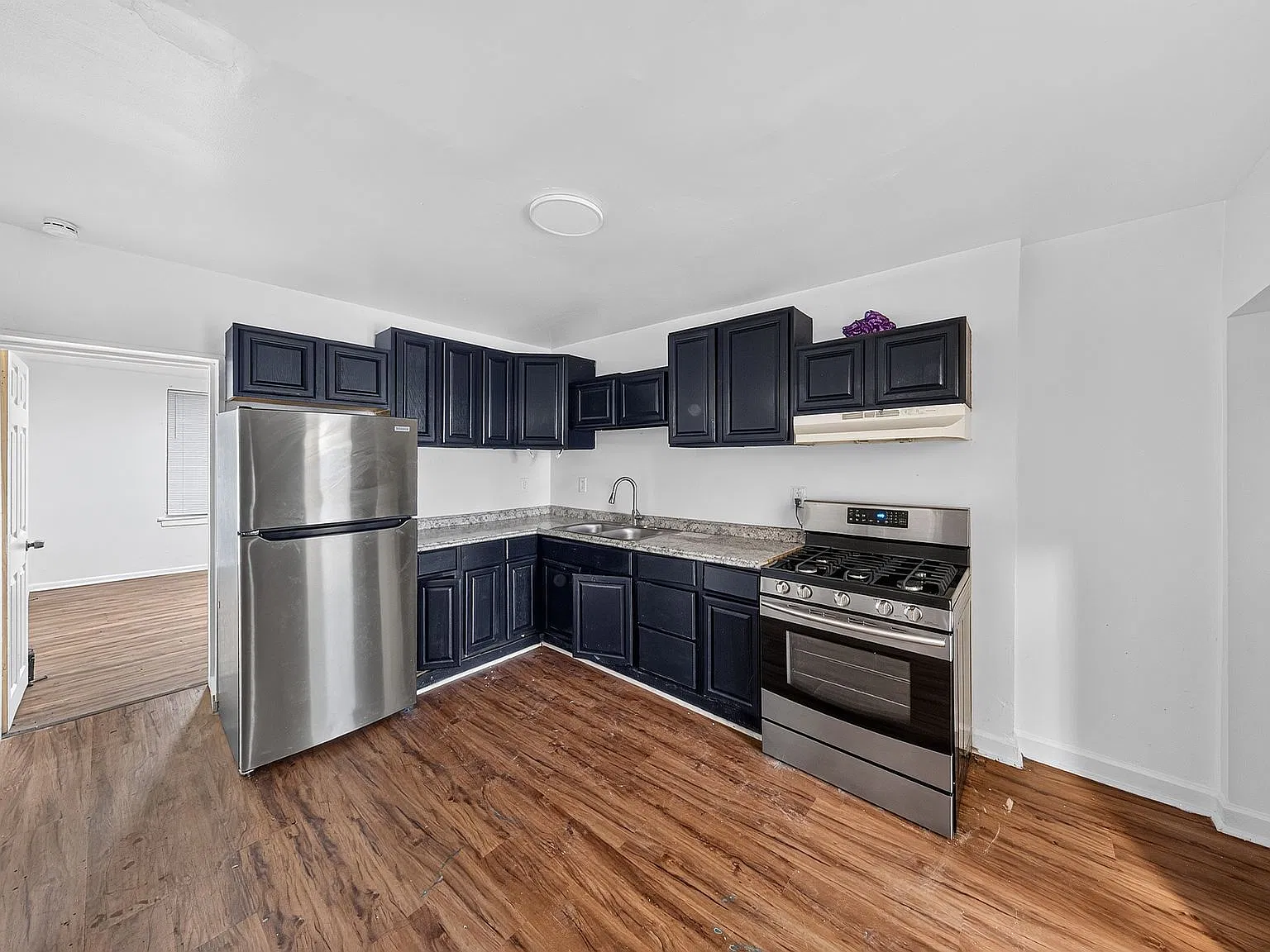 803 W 7th St — Photo 2