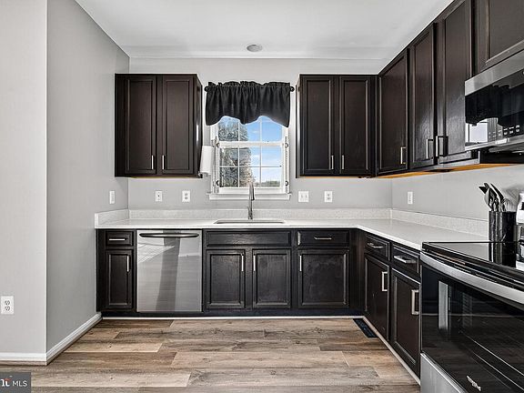 4th image of 27 Planetree Dr #1