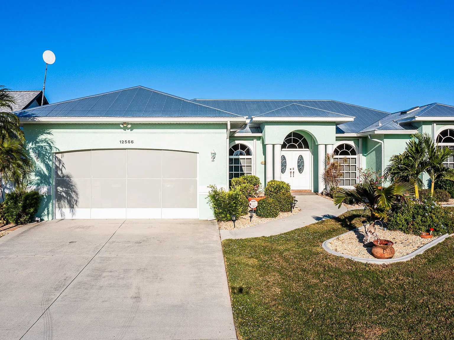 3 bed, 2.5 bath, 2672 sqft, $4,000 — Photo 4