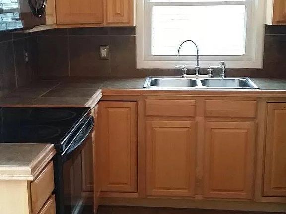5th image of 585 Stratford Dr