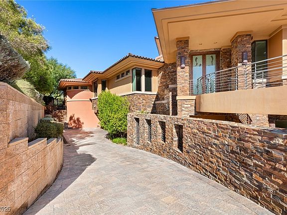 3rd image of 2 Castle Oaks Ct
