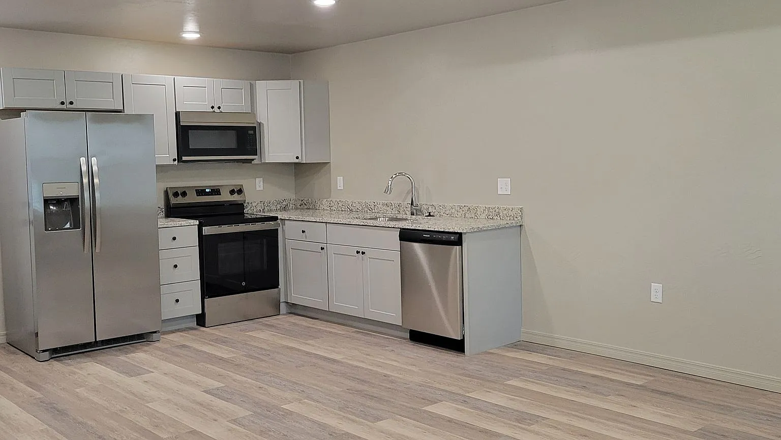 Luxury 2 Bedroom Units — Photo 3
