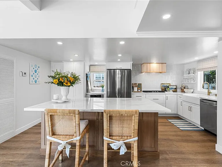 8 Saratoga — Photo 18