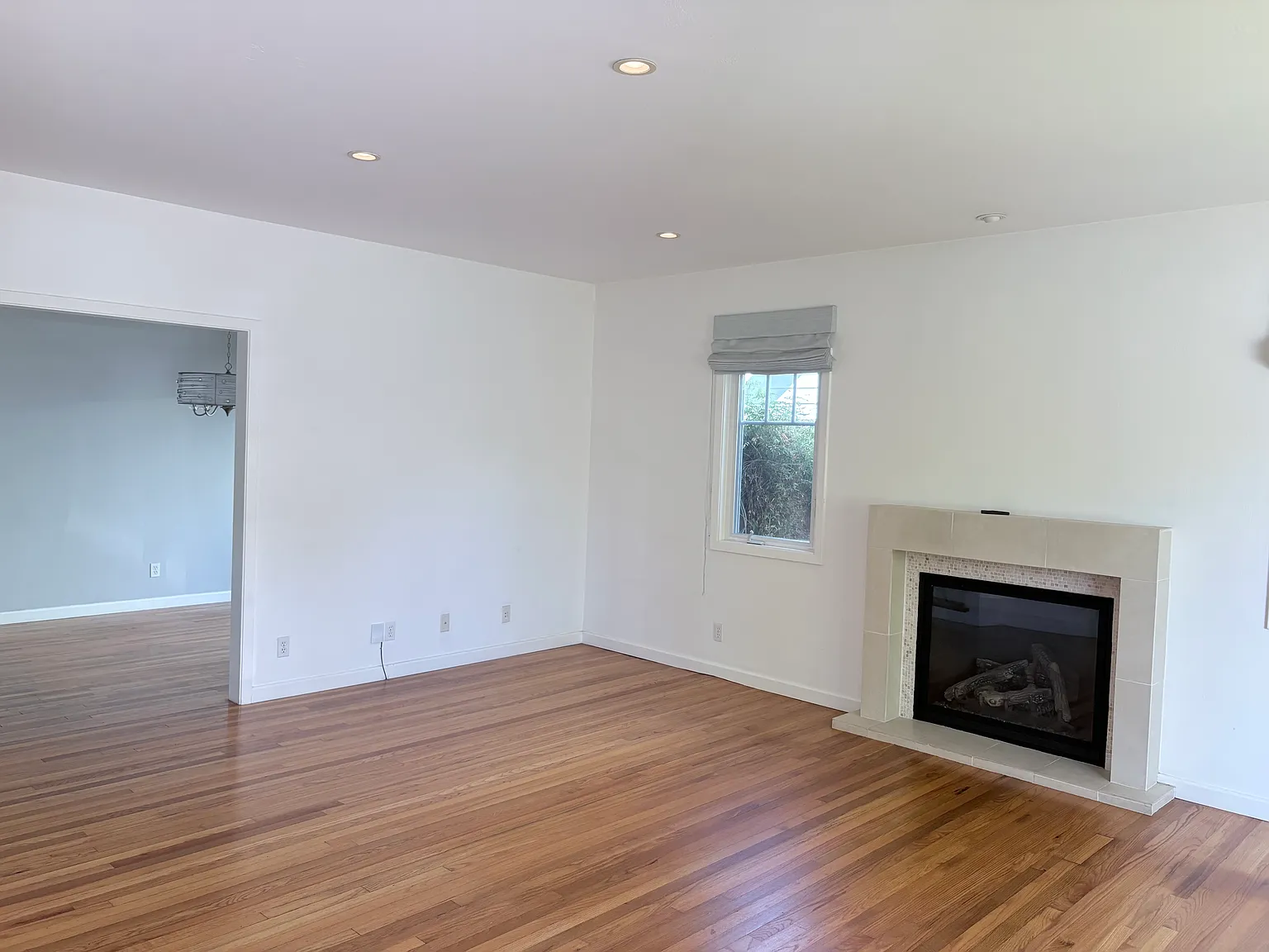 5 bed, 2120 sqft, $8,995 — Photo 3