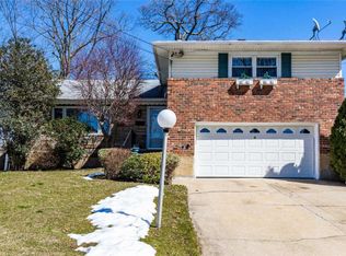 8 Briarwood Dr, Glen Cove, NY 11542