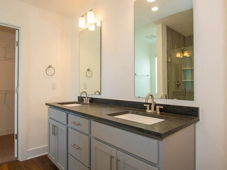 1037 W 18th St — Photo 14