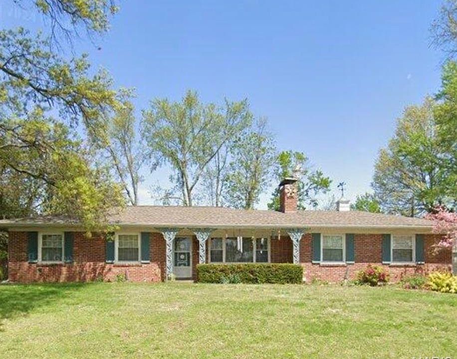 1st image of 10 Green Garden Dr