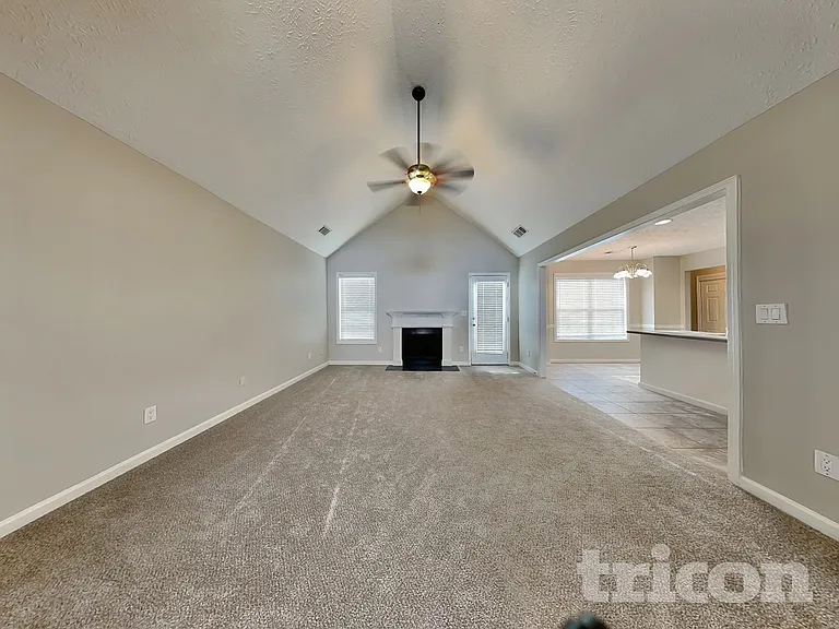 2051 Meadowglen Ln — Photo 3