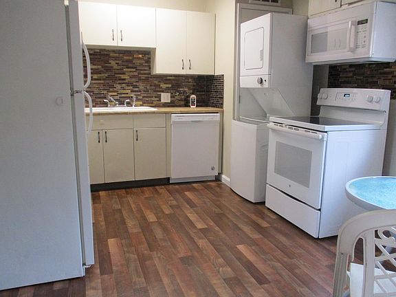 3rd image of 303 Denslowe Dr