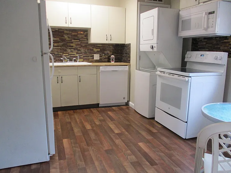 303 Denslowe Dr — Photo 3
