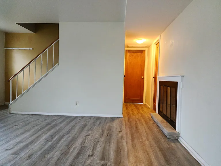 1013 W Willow St — Photo 7