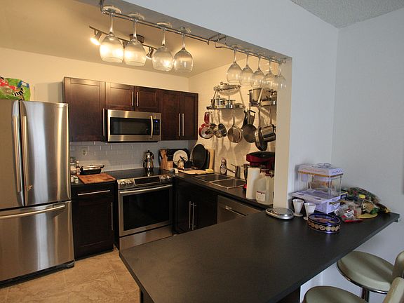 4th image of 703 Burgundy St #O