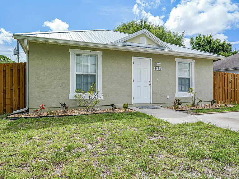 1456 25th Ct SW — Photo 3