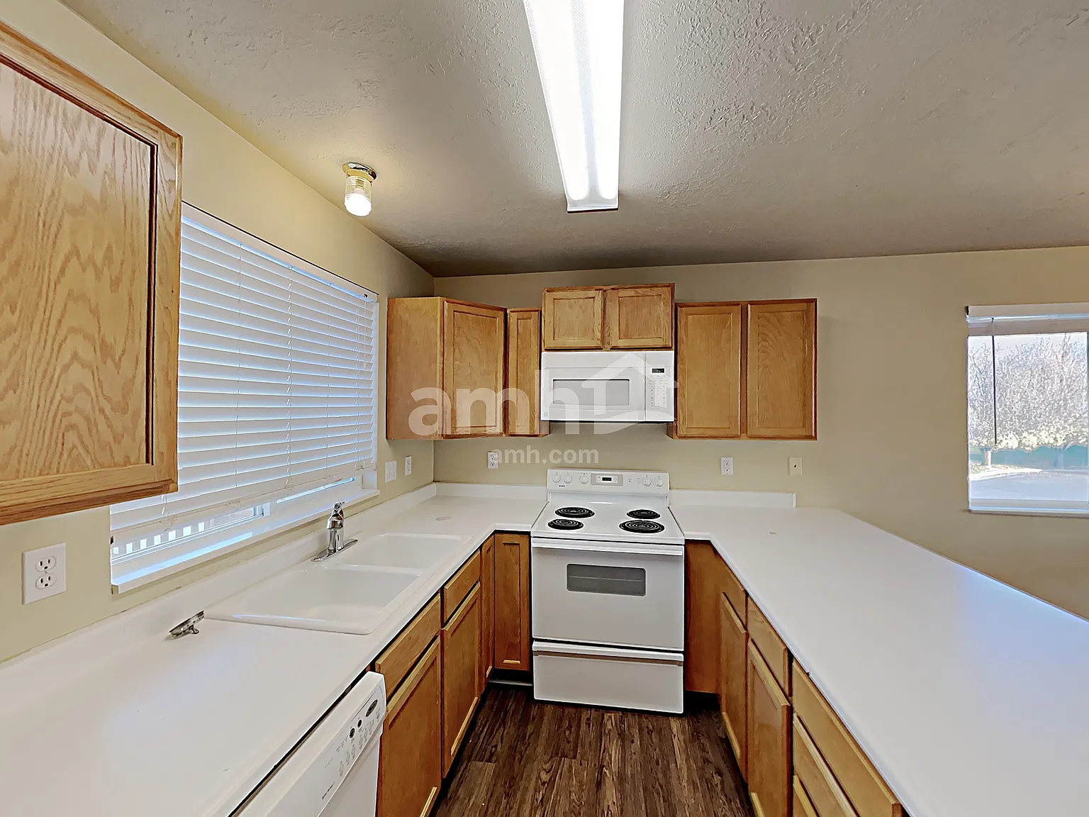 4 bed, 3.0 bath, 2160 sqft, $2,830 — Photo 4