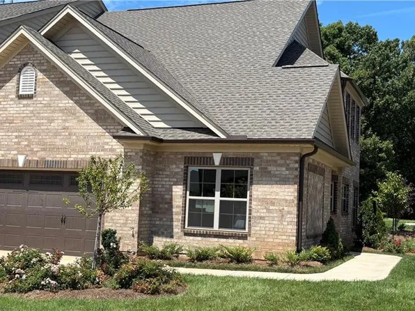 1042 Beechcraft Dr, Mebane, NC 27302