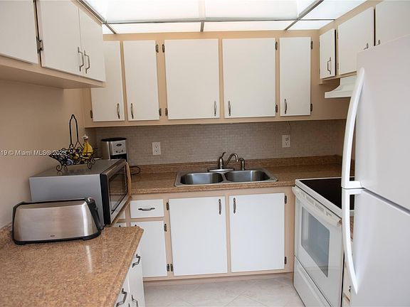 5th image of 170 Grantham Cir E #170