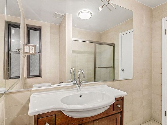 5th image of 107 E 60th St Fl 2