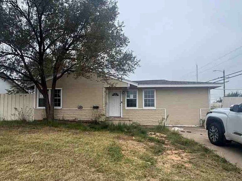 1st image of 2035 Oak Dr