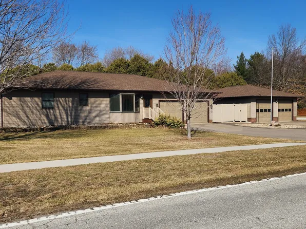 6702 McIntire Rd, Muscatine, IA 52761