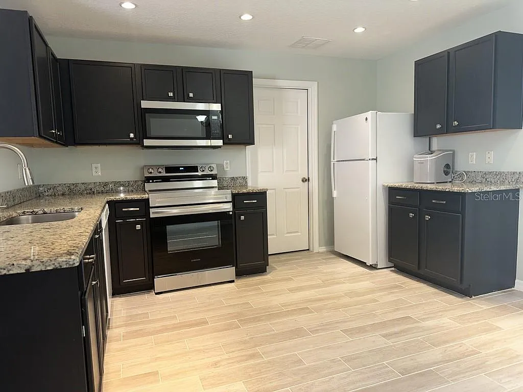 3 bed, 2.0 bath, 1482 sqft, $2,350 — Photo 3