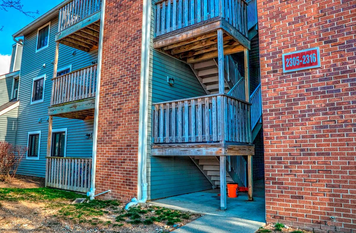 2306 Ravens Crest Drive — Photo 1