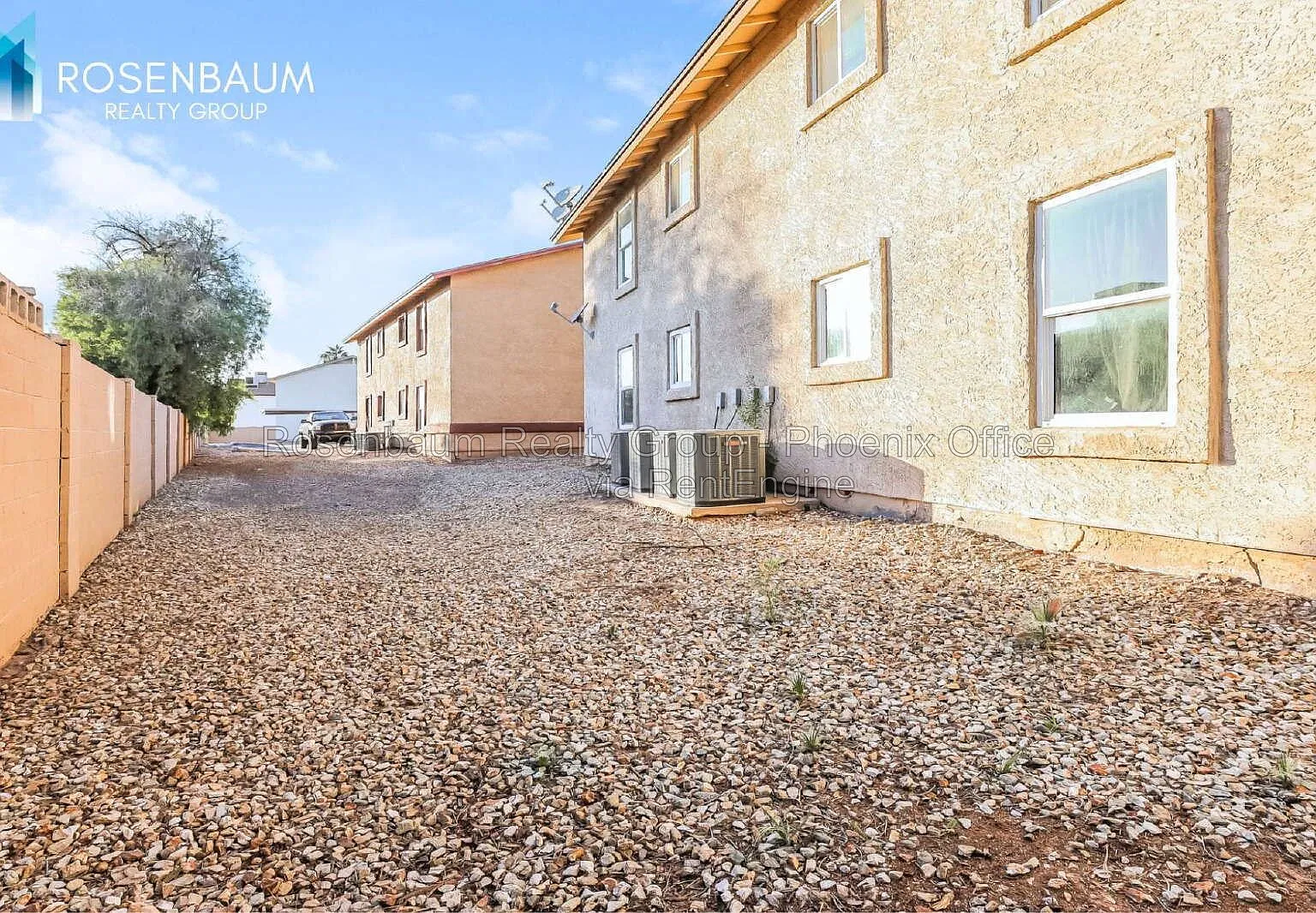 465 W Ivyglen St — Photo 4