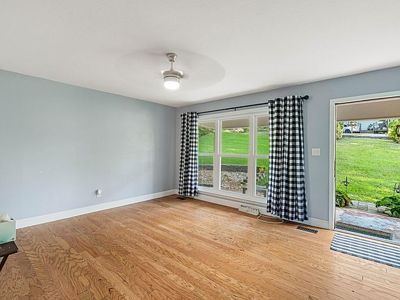 3rd image of 220 Alpine Dr