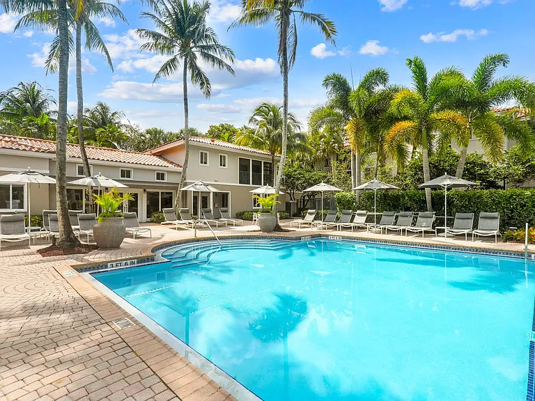 Coconut Palm Club Apartments — Photo 4
