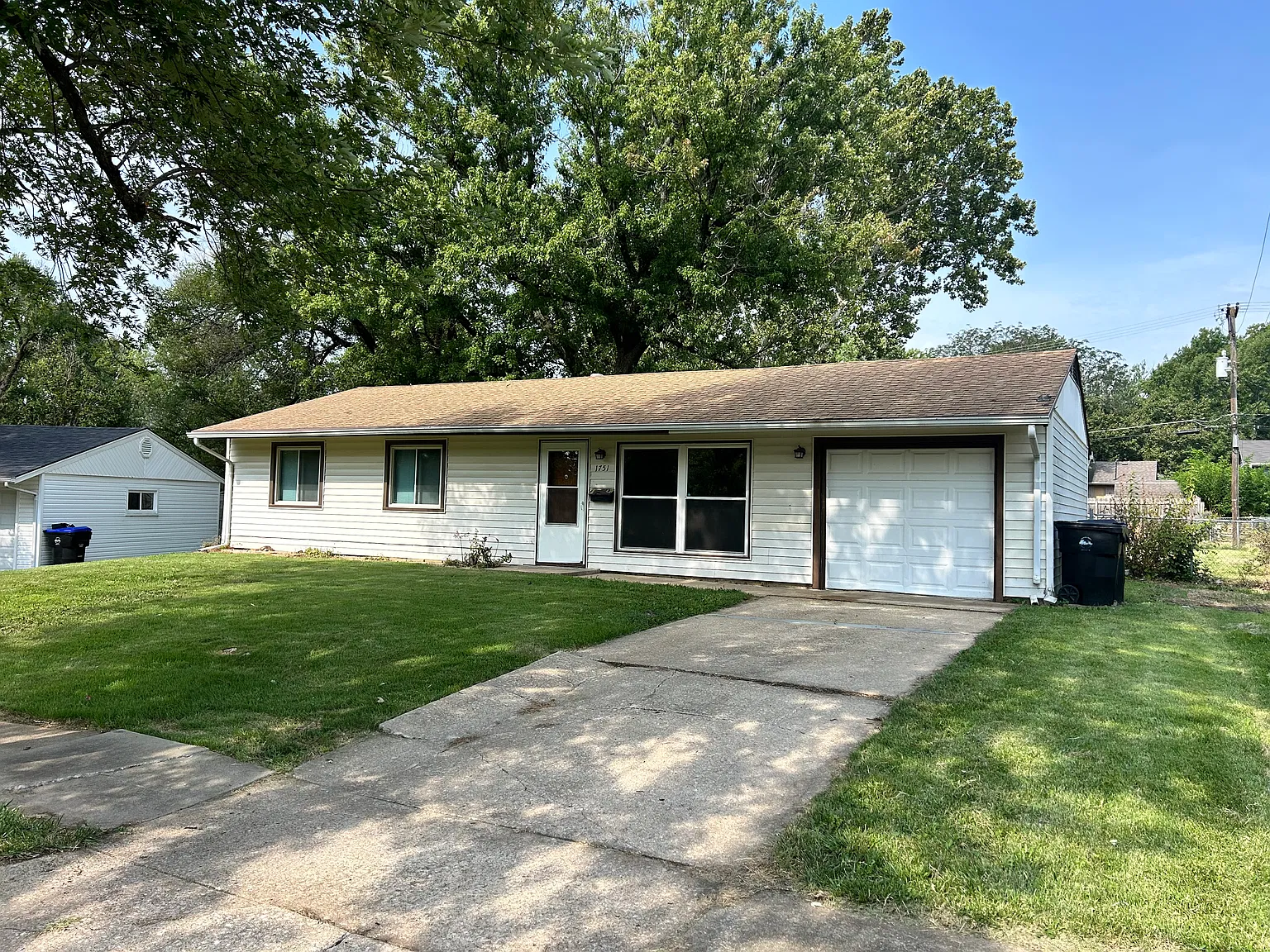3 bed, 1.5 bath, 970 sqft, $1,200 — Photo 1