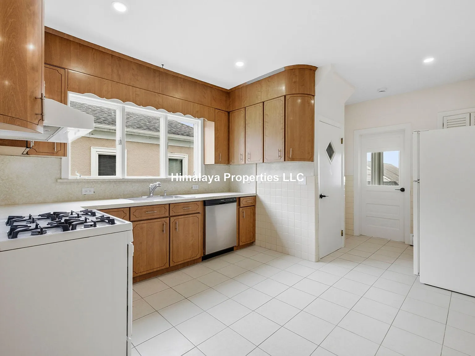 6 bed, $8,600 — Photo 1