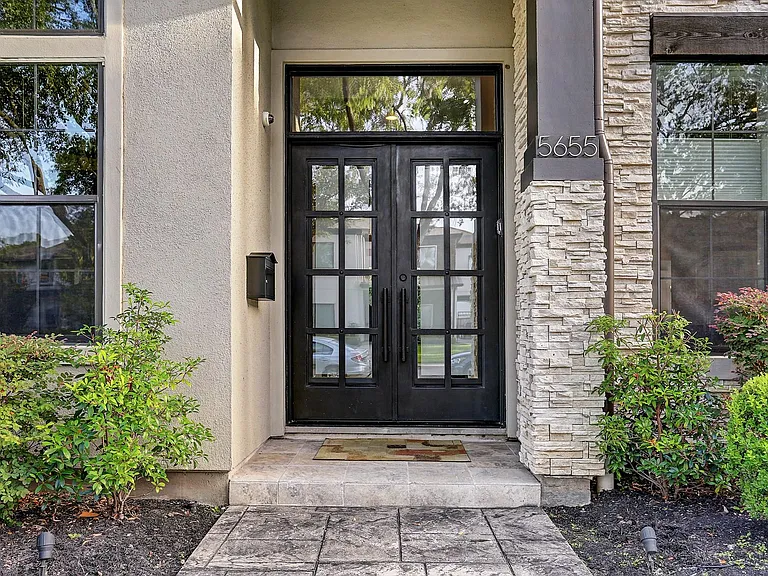 5655 Locke Ln — Photo 3