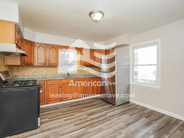 985570_004_kitchen_4.jpg