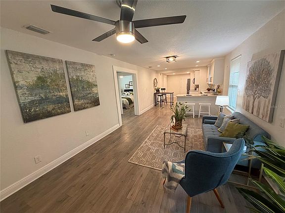 5th image of 210 E Cluster Ave
